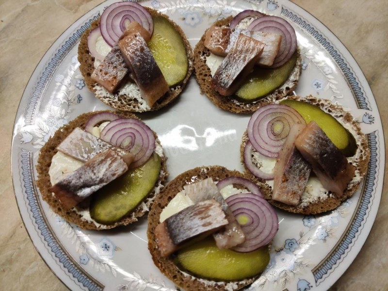Бутерброды с селедкой