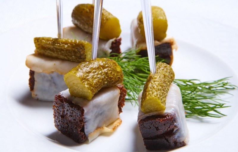 Канапе с бородинским хлебом и селедкой