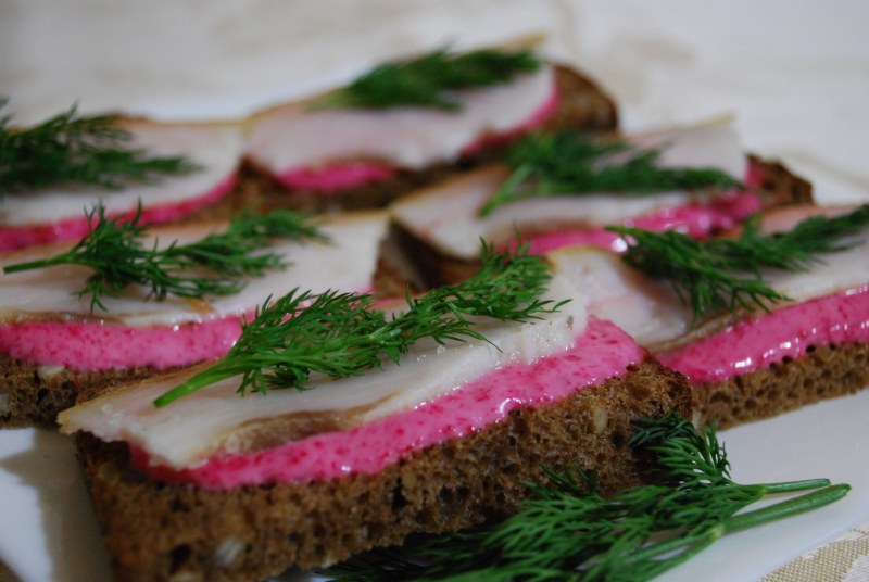 Мини бутерброды с селедкой