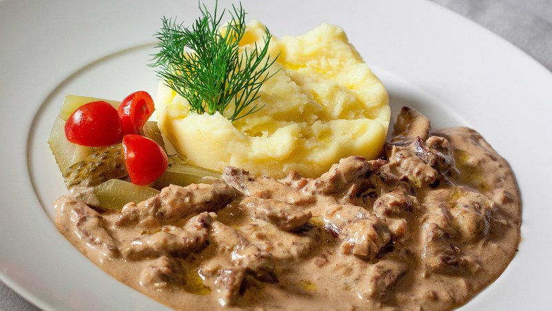 Свиная вырезка с соусом из лисичек