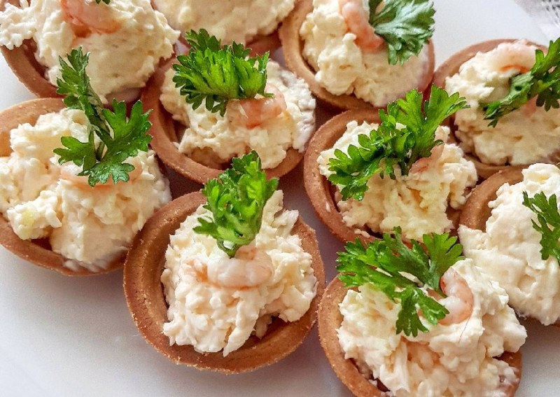 Тарталетки с красной икрой и творожным сыром