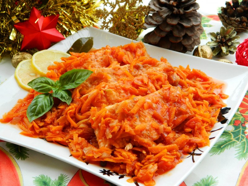 Рыбка под маринадом из моркови и лука