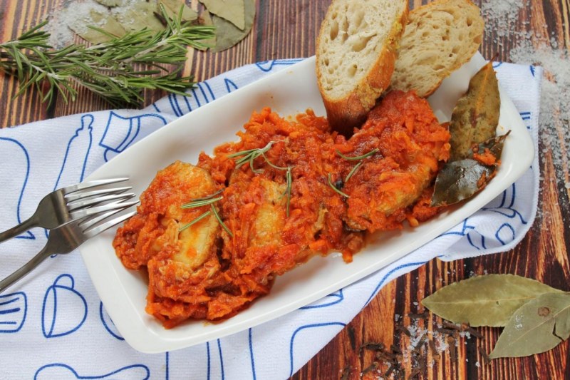 Минтай с картошкой и морковью в духовке