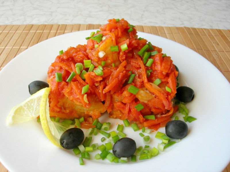 Рыба под маринадом из моркови и лука классический