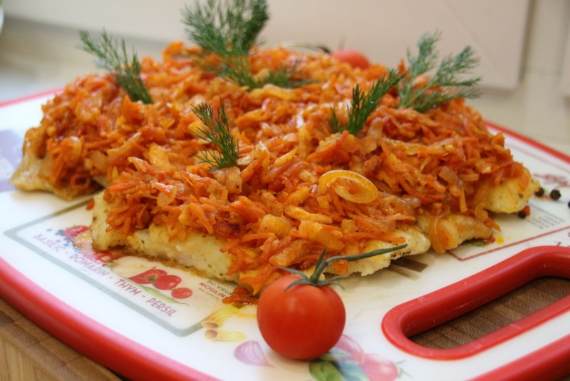 Рыба тушеная в томате с овощами