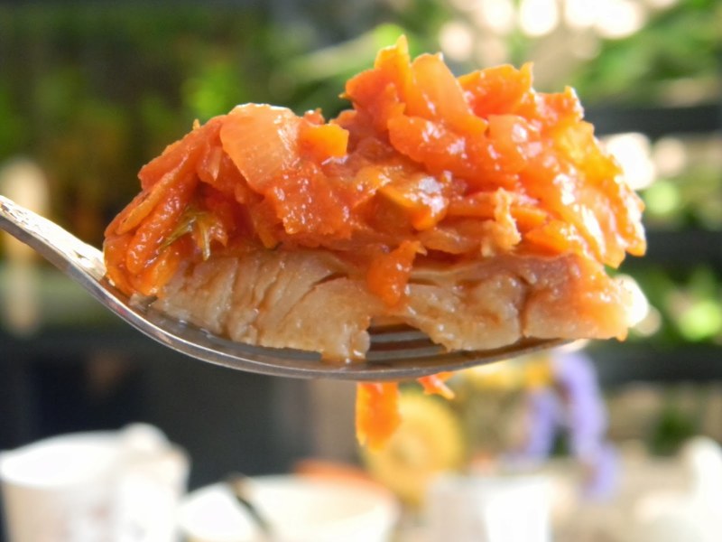 Горбуша в духовке с морковкой и луком