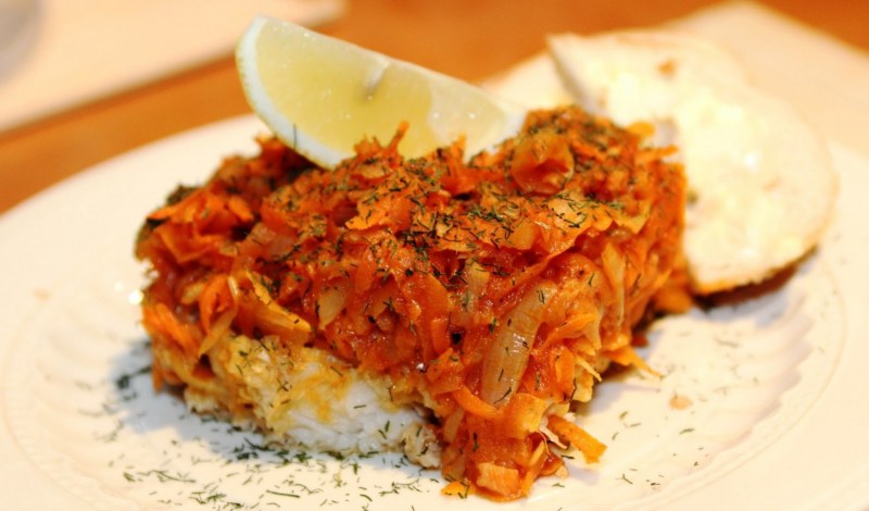 Минтай тушеный с морковью и луком