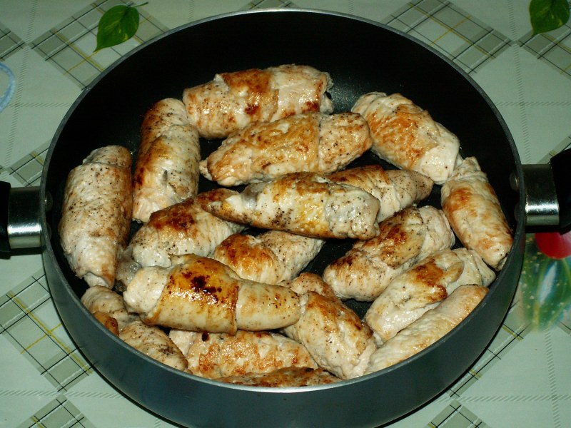 Рулетики из куриного филе с начинкой на сковороде