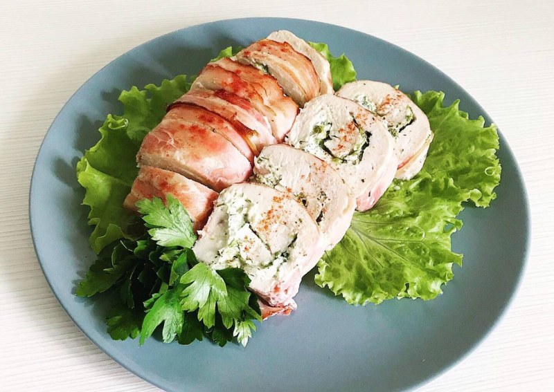 Куриные рулетики в беконе