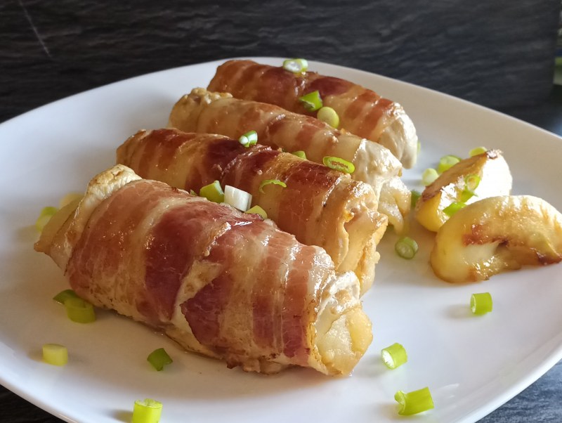 Рулетики из куриного филе с беконом