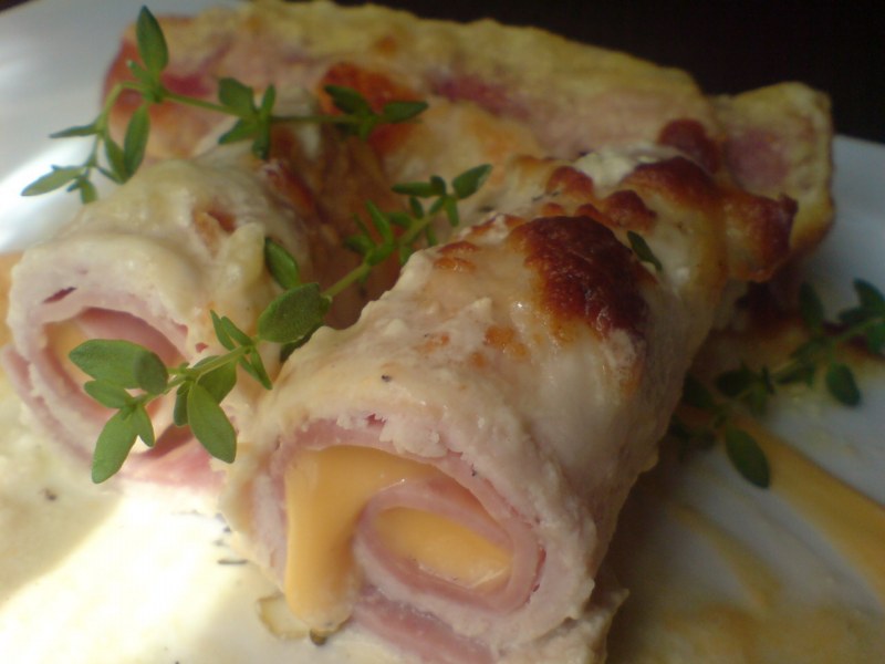 Рулет из куриной грудки с черносливом