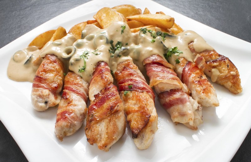 Рулетики из куриной грудки с начинкой на сковороде
