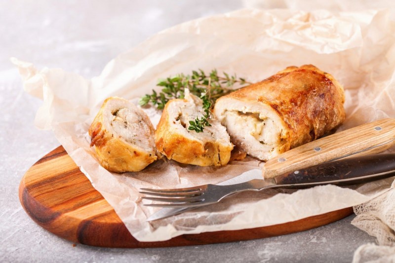 Куриный рулет с грибами в духовке