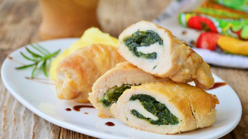 Фаршированные куриные рулетики в духовке