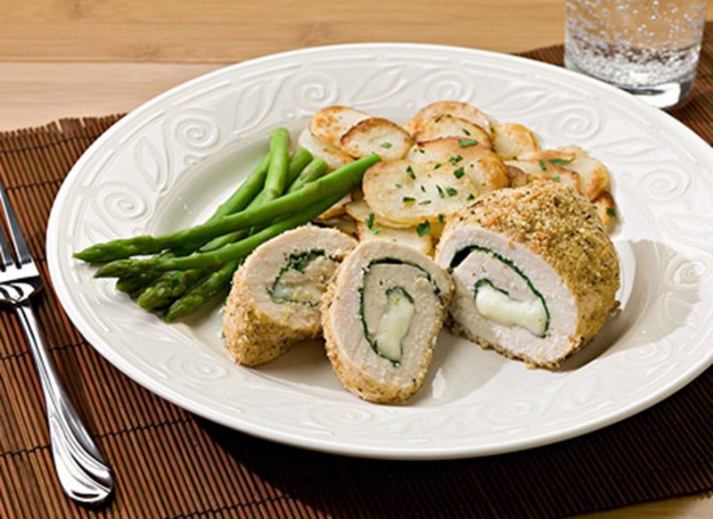 Рулет из куриной грудки в беконе в духовке