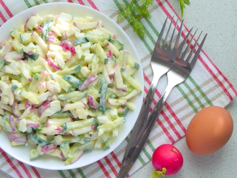Салат из редиски со сметаной