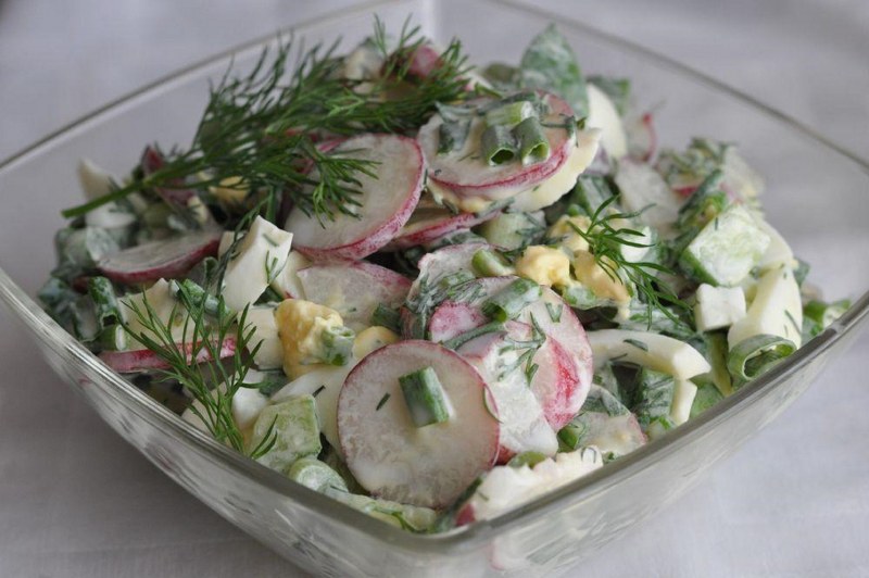 Салат с редисом и огурцом и яйцом