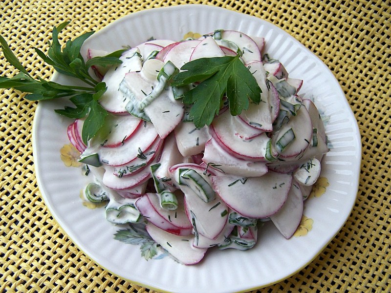 Салат с черемшой и яйцами