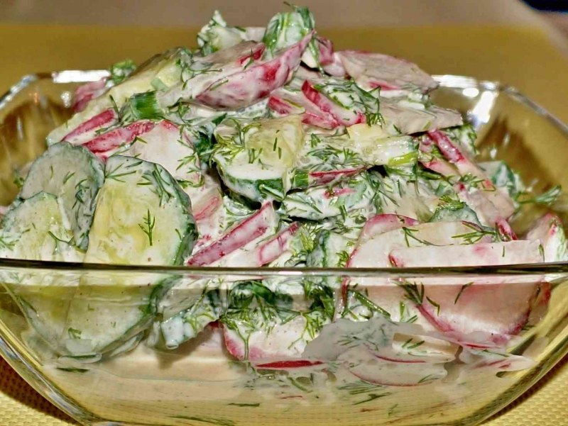 Салат с редиской и огурцом со сметаной