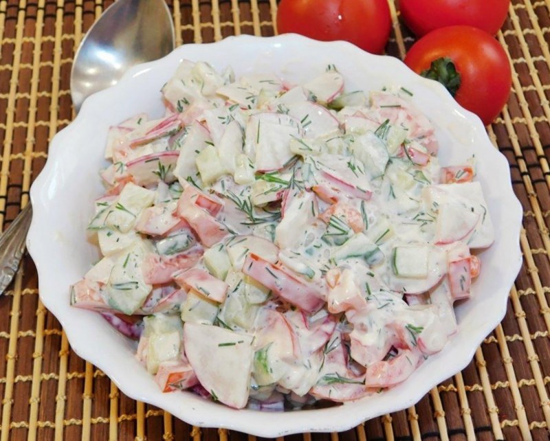 Салат с редиской и яйцом