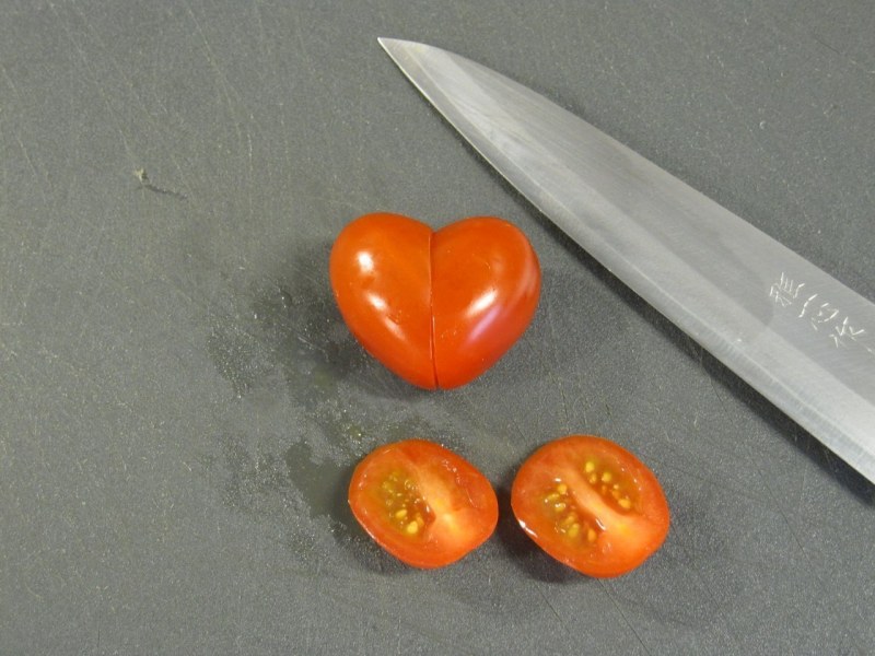 Сердце из помидора