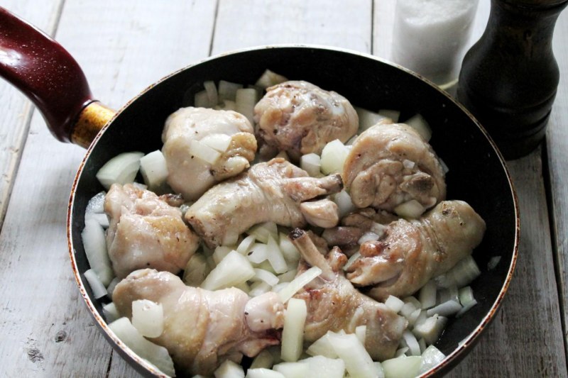 Курица тушеная с луком