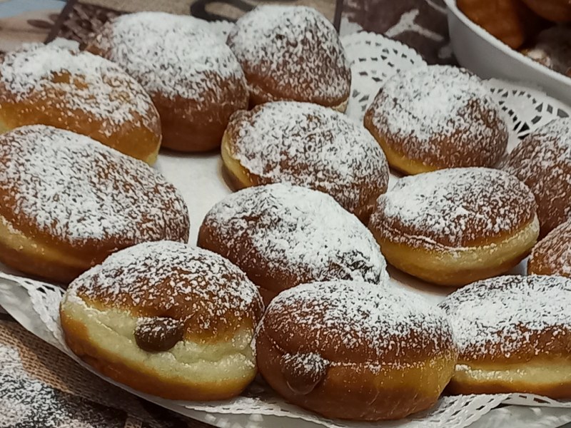 Пончики на молоке и дрожжах пышные