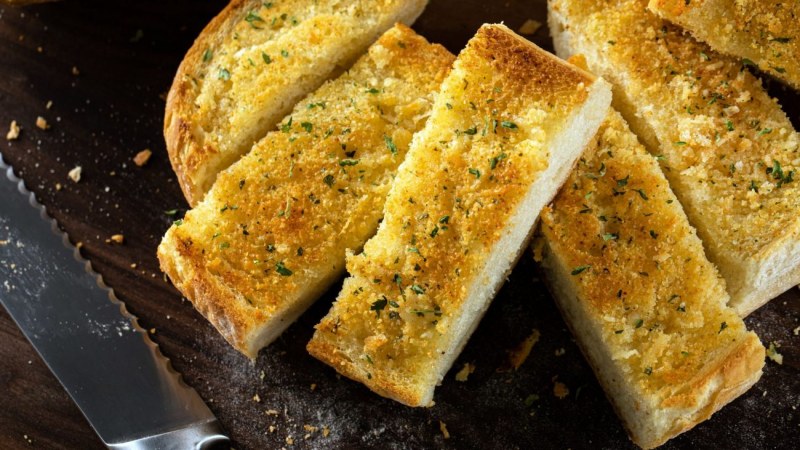 Гренки из белого хлеба с яйцом