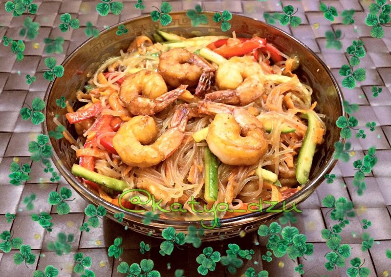 Салат из фунчозы с морепродуктами