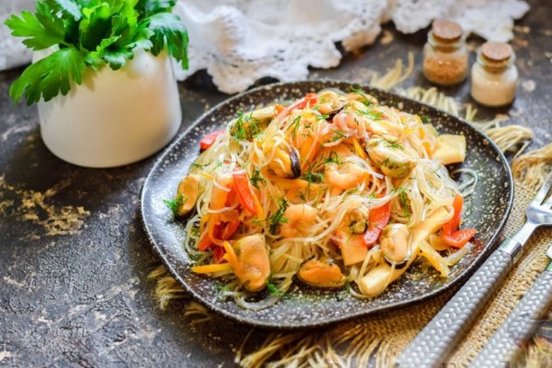 Фунчозу с курицей и брокколи