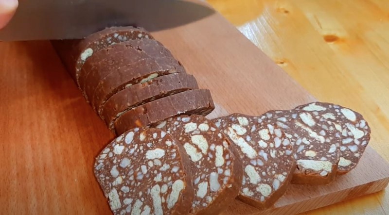 Пирожное шоколадная колбаска