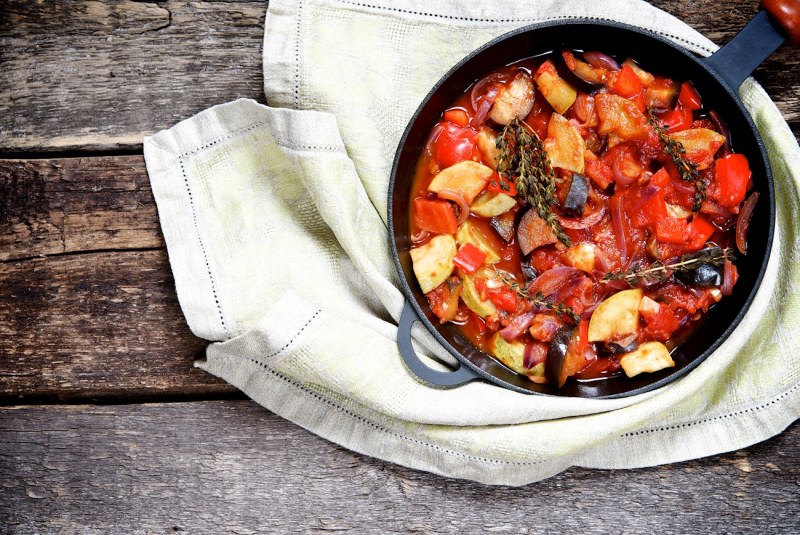 Овощное рагу с кабачками и баклажанами и картошкой