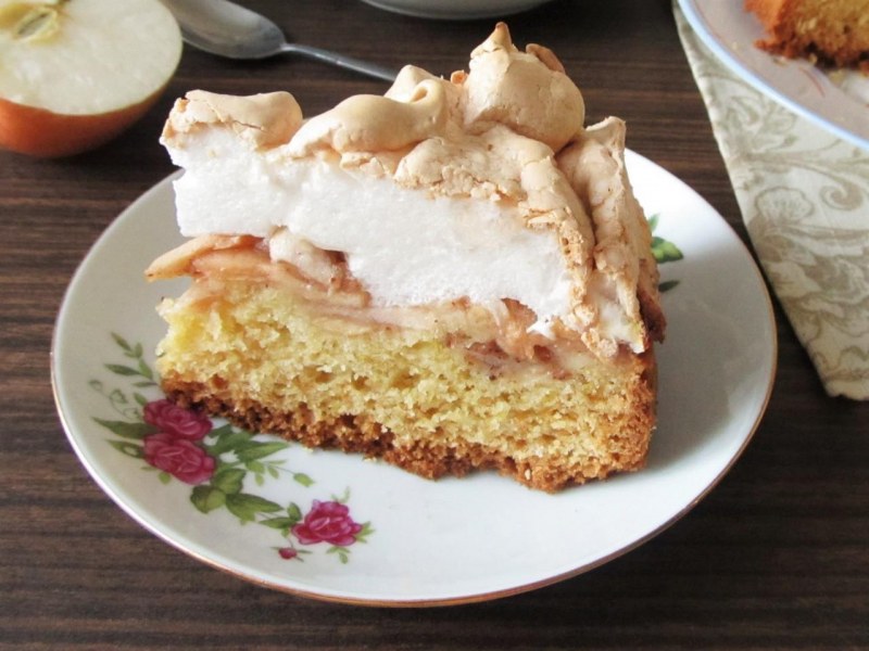 Песочный пирог с меренгой и ягодами