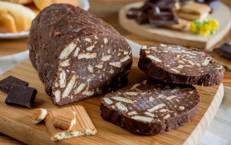 Шоколадная колбаса из печенья и какао