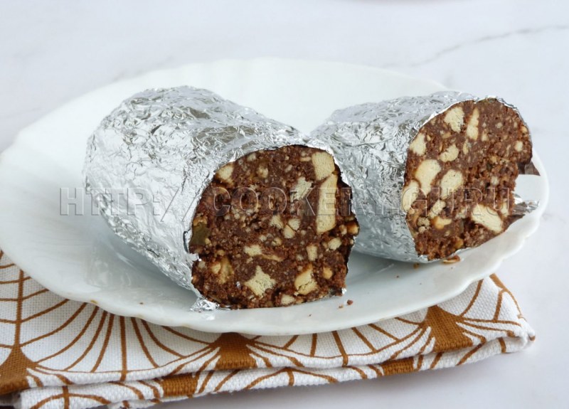 Шоколадная колбаса из печенья и какао со сгущенкой