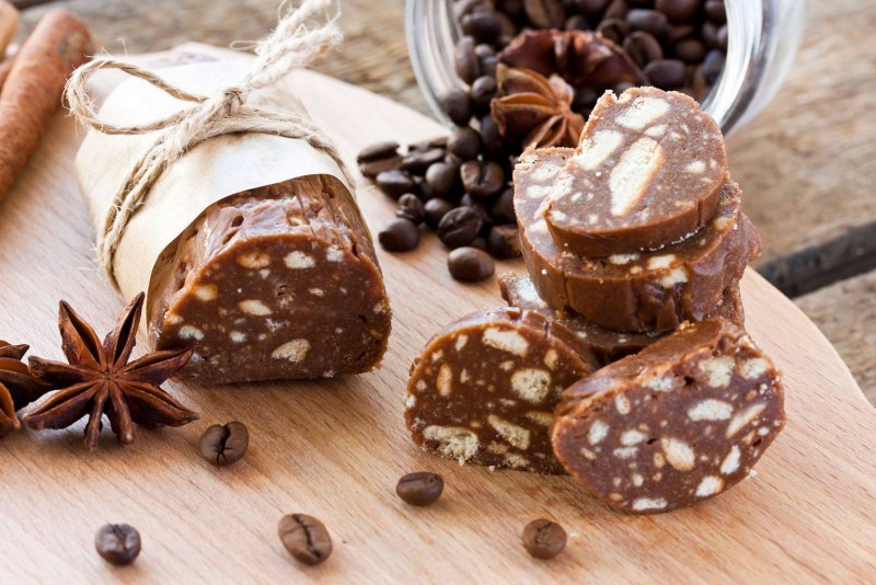 Шоколадная колбаса из печенья и какао