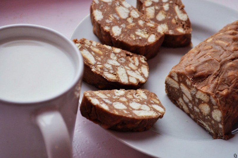 Сладкая колбаска из печенья со сгущенкой