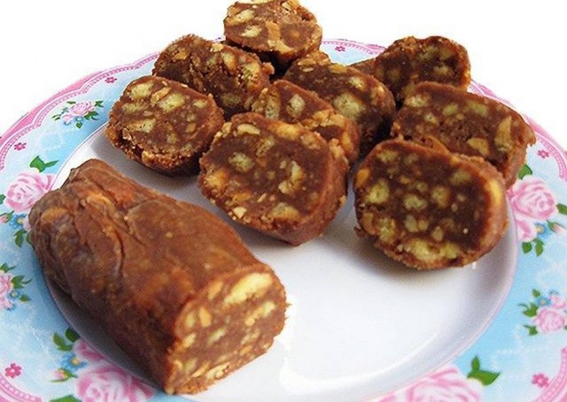Сладкая колбаска с орехами