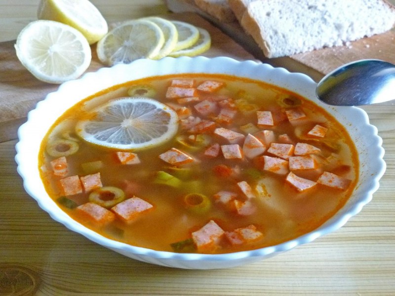 Солянка с колбасой