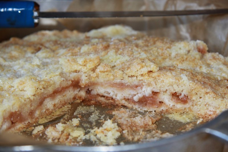 Насыпной пирог с яблоками и манкой