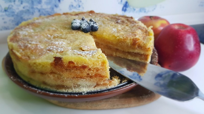 Наспыной яблочный пирог сяблоками