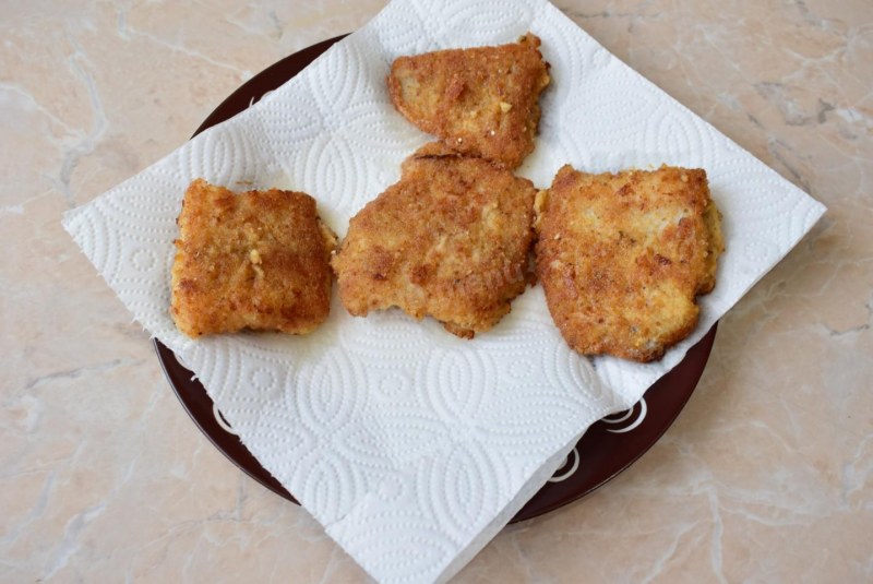 Кубики минтая в сухарях