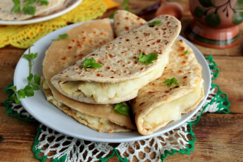 Плацинды с творогом и зеленью