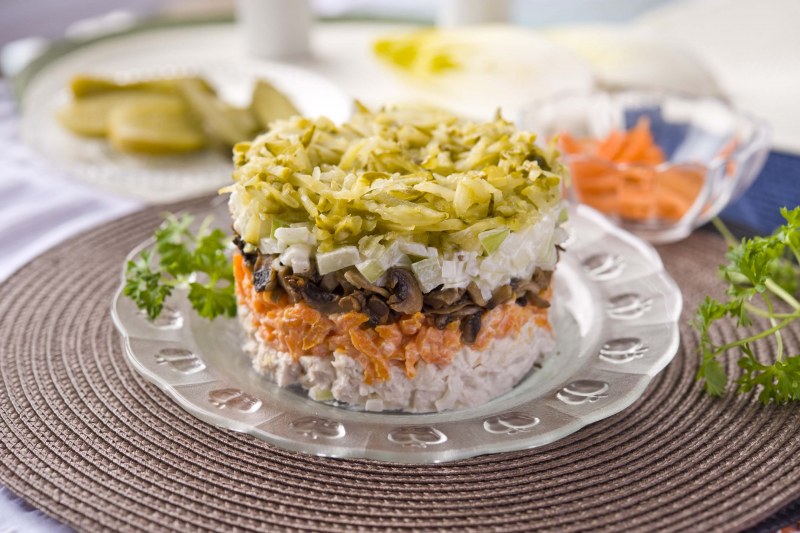 Салат Обжорка с говядиной и солеными огурцами