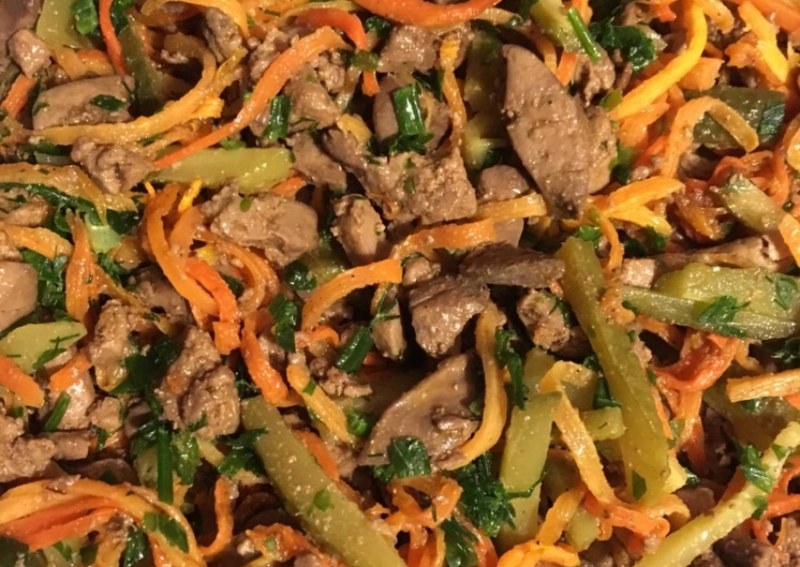 Салат Обжорка с говядиной и солеными огурцами