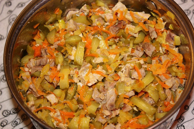 Салат с говядиной и соленым огурцом