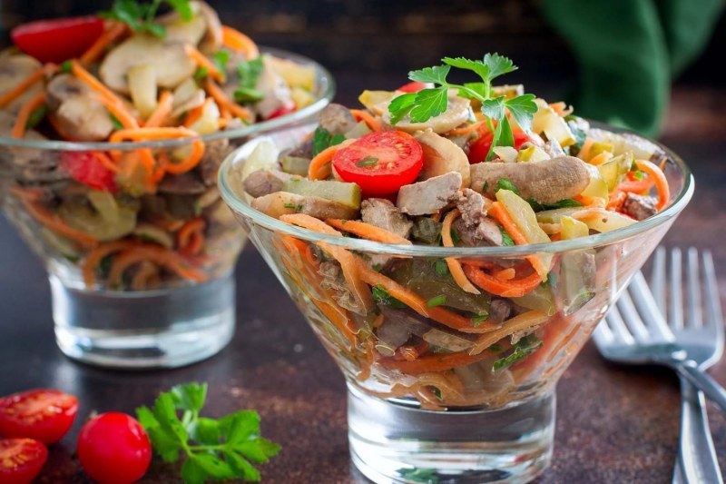 Салат Обжорка с курицей и солеными огурцами