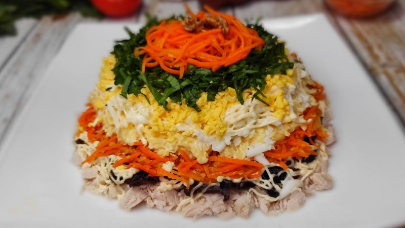 Салат Обжорка с колбасой и кукурузой
