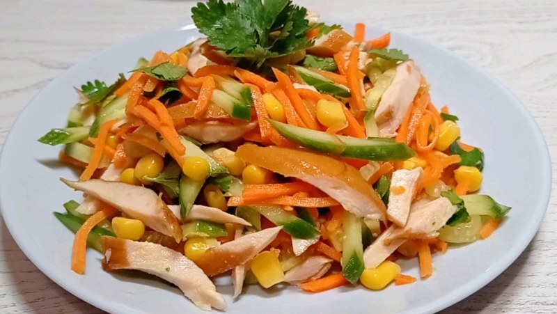 Салат Обжорка с курицей и корейской морковью