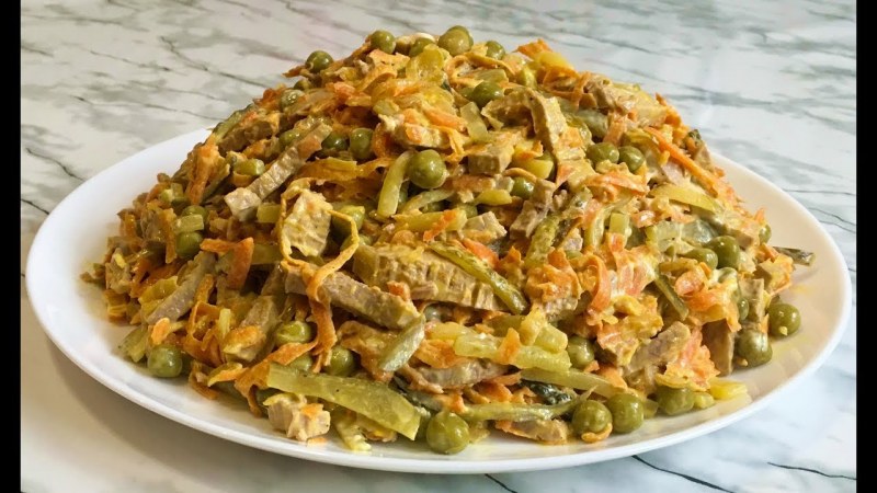 Салат из копчёной курицы с корейской морковкой и огурцом